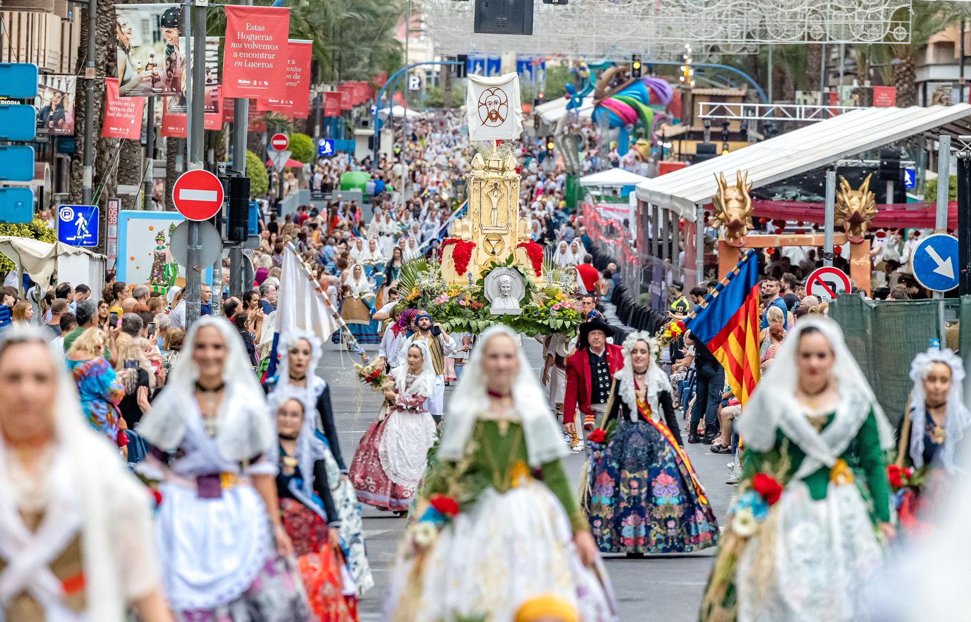 La Ofrenda de flores de las Hogueras 2022 en imágenes