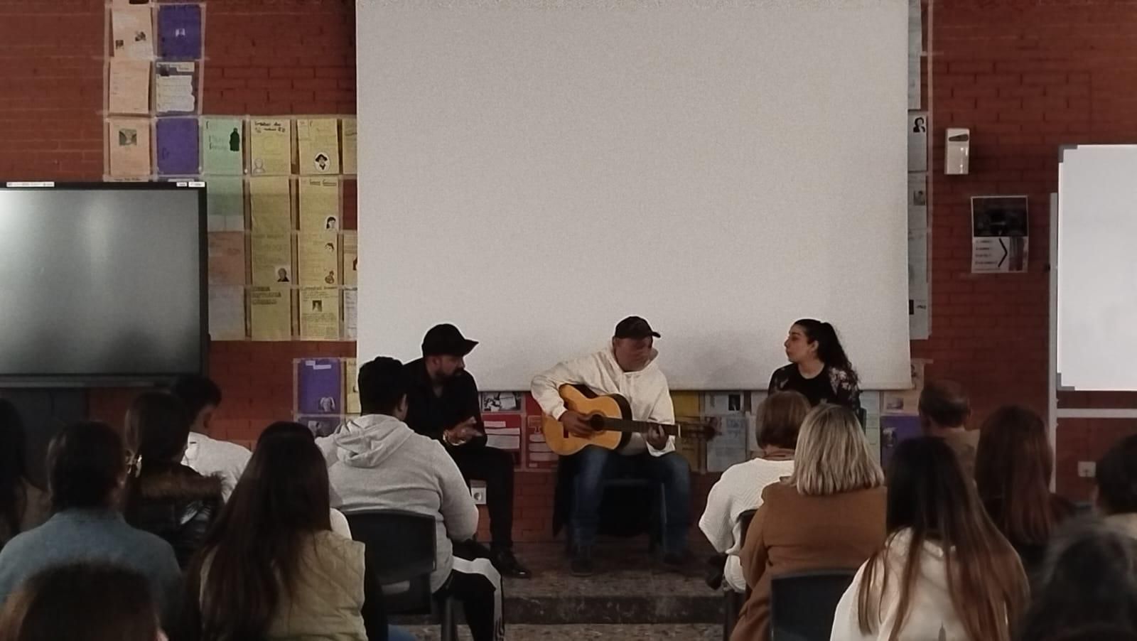 La celebración del Día Internacional del Pueblo Gitano en el IES Roces, en imágenes