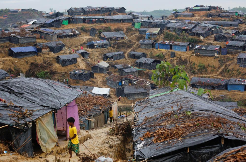 La gran mayoría de los refugiados viven hacinados, expuestos a las inclemencias de la época del monzón.