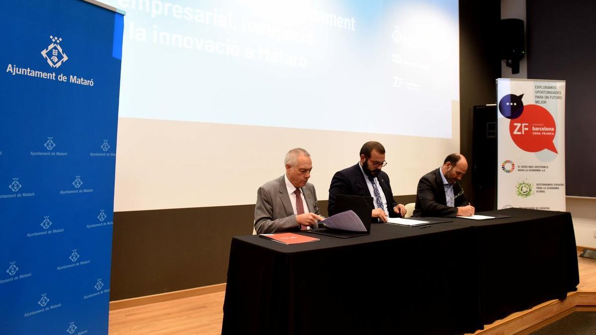 Representantes del Consorci de la Zona Franca, de l¿Ajuntament de Mataró y de la Fundació TecnoCampus Maresme fueron los encargados de rubricar el acuerdo.