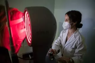 Laura Porrúa avisa que la menopausia puede afectarte a la vista: «Encontramos una incidencia importante de ojo seco en la menopausia por el descenso brusco de las hormonas»