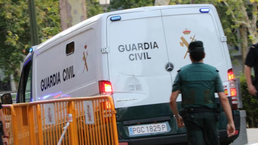 Els furgons policials que van traslladar els detinguts pels atemptats a l&#039;Audiència Nacional |