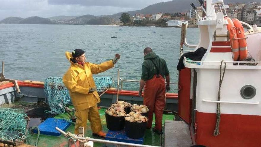 El &quot;Rocío del Mar&quot; muestra parte de sus capturas. // Santos Álvarez