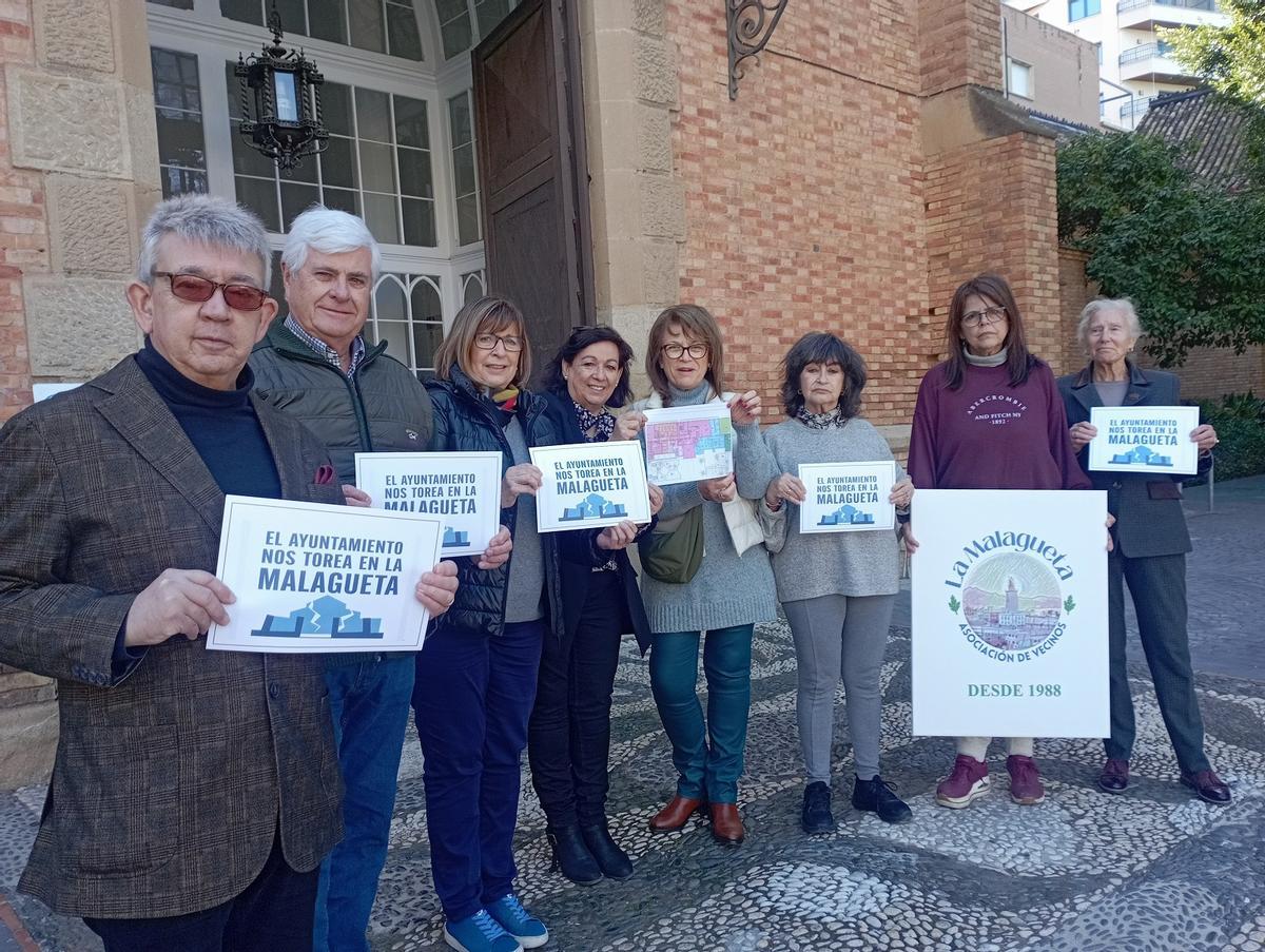 Miembros de la Asociación de Vecinos de La Malagueta, el mes pasado, cuando reclamaron el uso ciudadano del Hospital Noble.