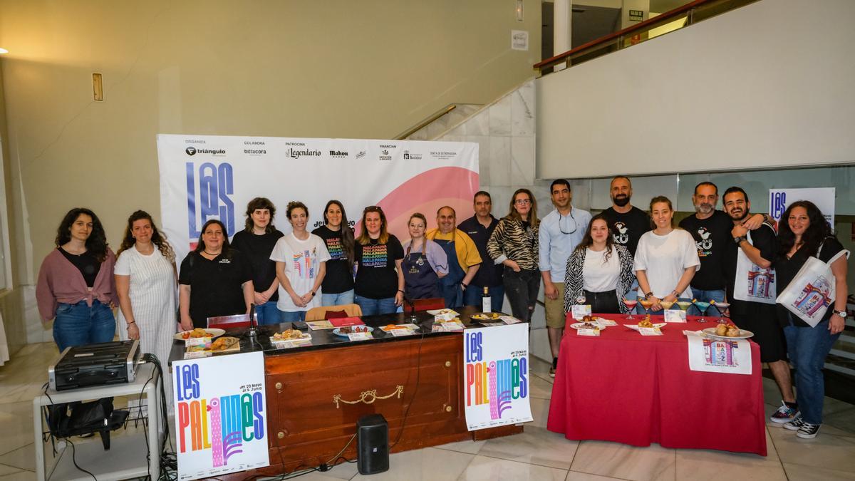 Presentación de la Ruta de la Tapa y la Tarta LGTBI, ayer en el cafetín del teatro López de Ayala de Badajoz.