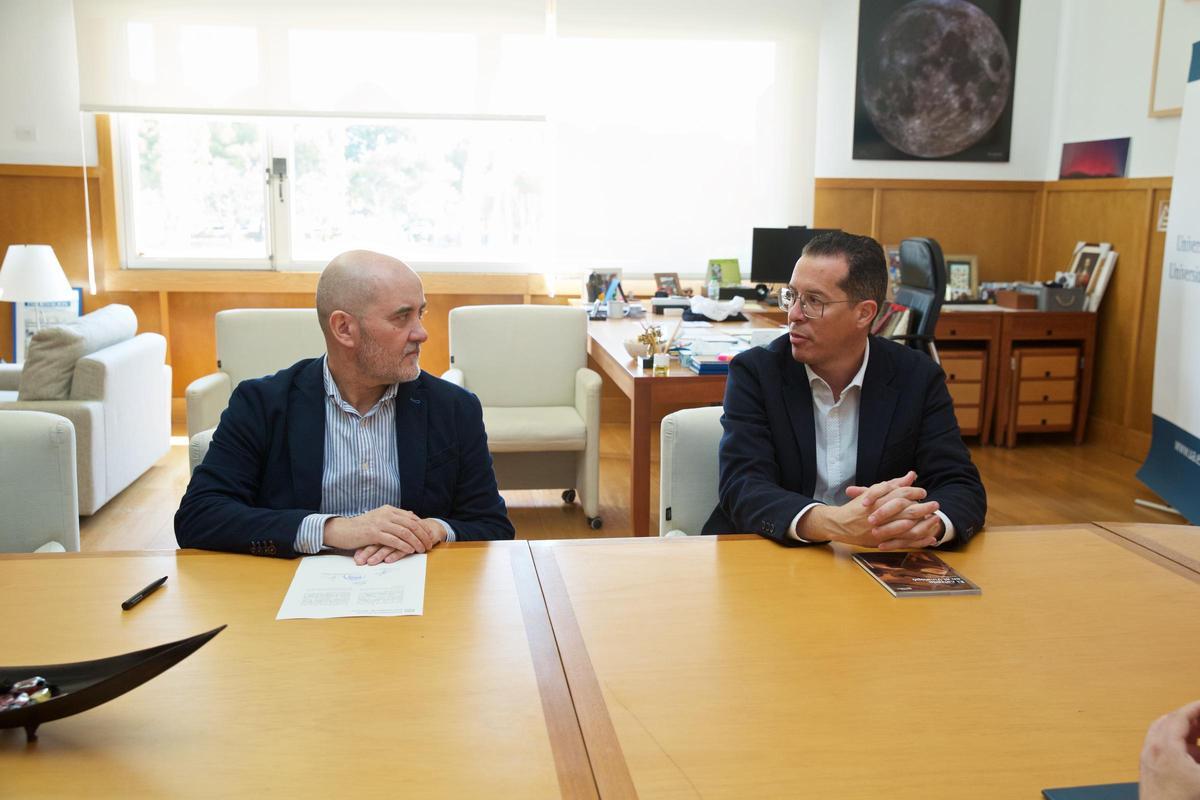 El nuevo director con el alcalde de Elda
