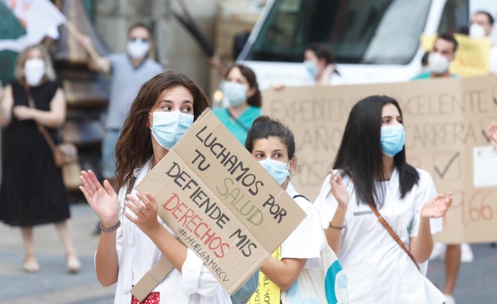 Cientos de médicos residentes se vuelven a manifestar por las calles de Alicante