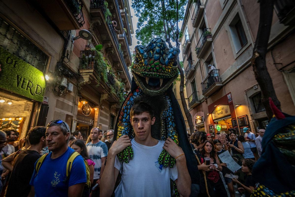 Un funeral por la cultura popular sustituye la masiva cercavila de las fiestas de Gràcia 2024