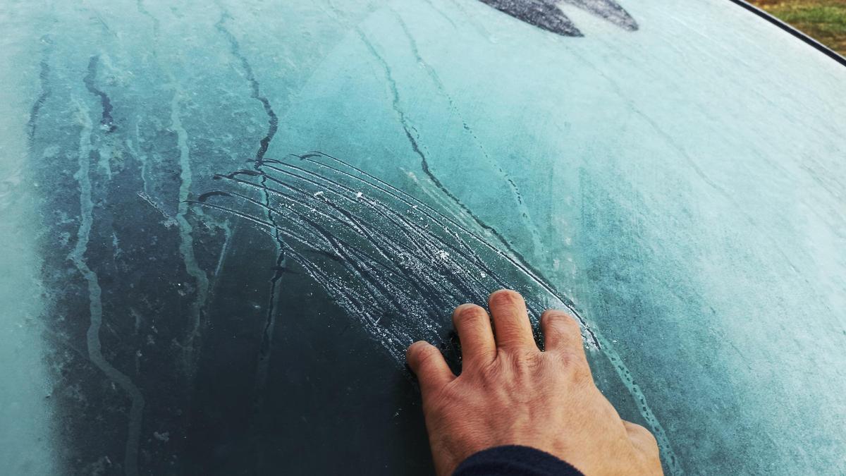 Consecuencias del frío sobre el cristal de un vehículo.