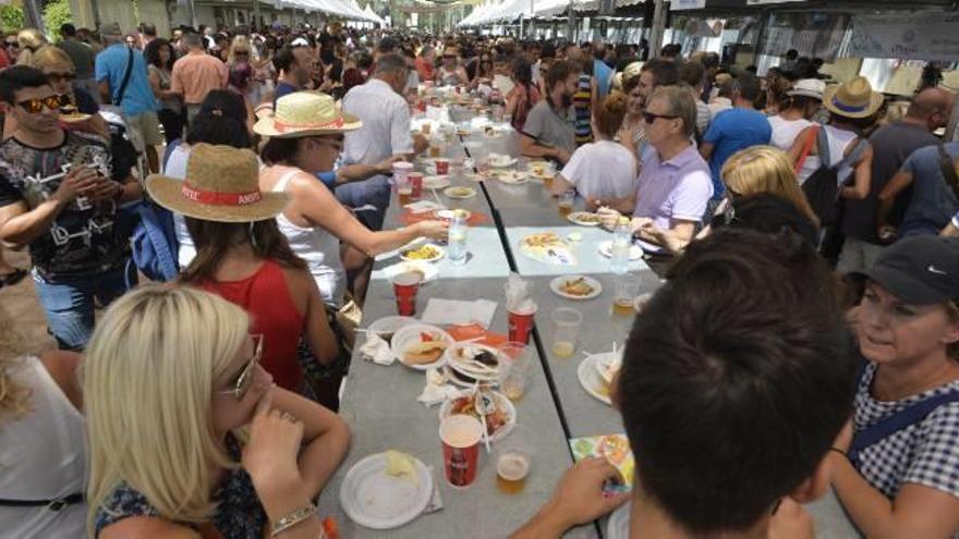 El racó gastronómico abrió ayer sus puertas con una gran acogida por parte del público.