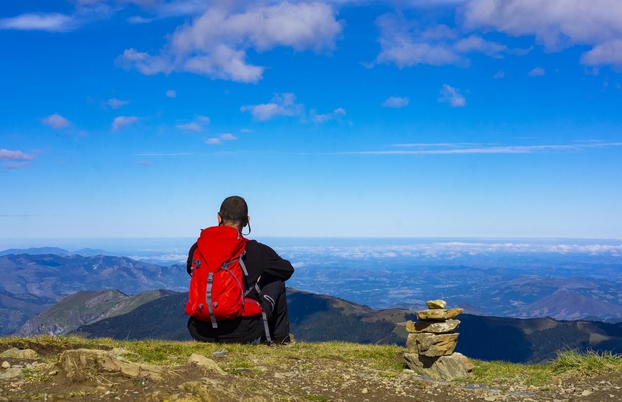 Senderista en el Monte Arlas, montañas de los Pirineos, entre España y Francia.