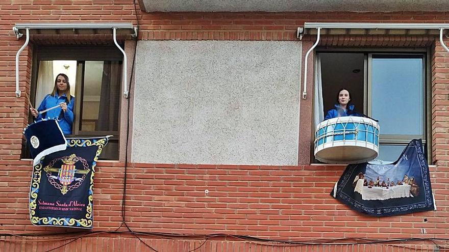 Los tambores de la Semana Santa  suenan en Alzira desde los balcones