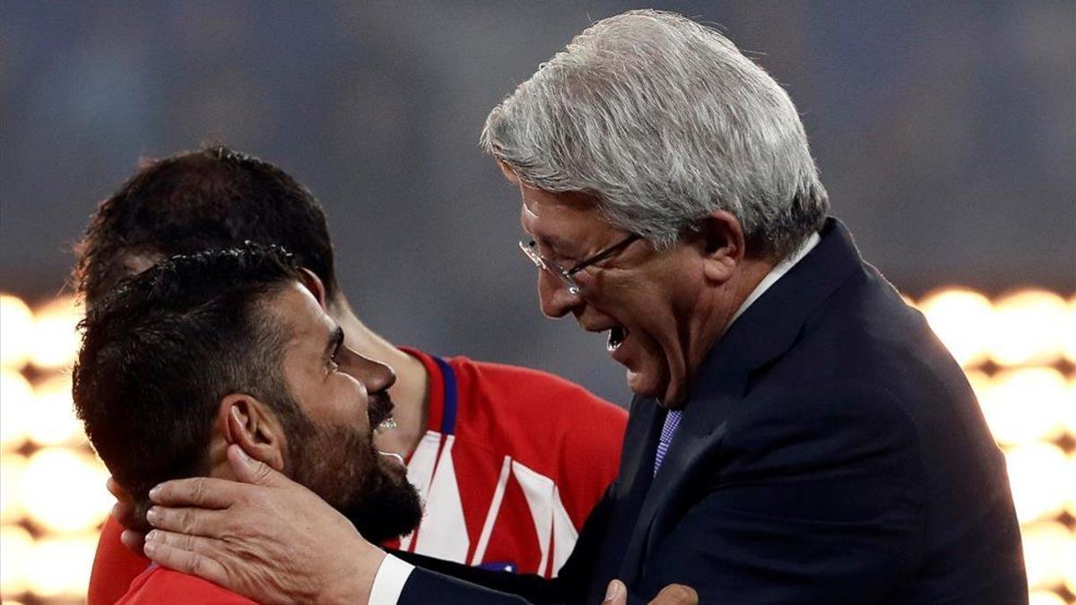 Enrique Cerezo, presidente del Atlético, junto a Diego Costa