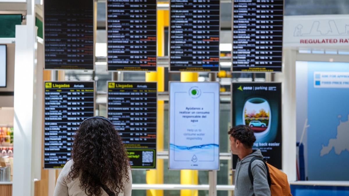Paneles de llegadas y salidas enel aeropuerto de Barajas