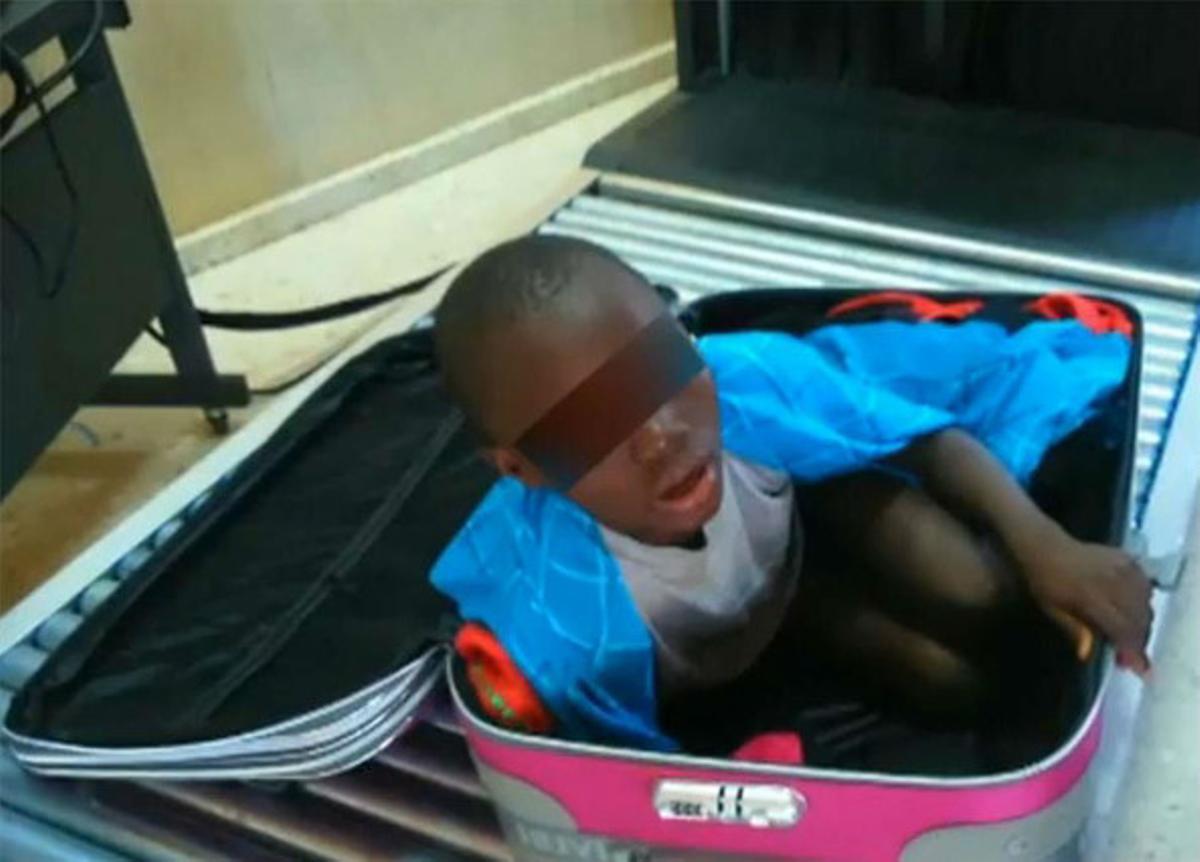 Rescatat un nen que anava a travessar la frontera de Ceuta amagat en una maleta