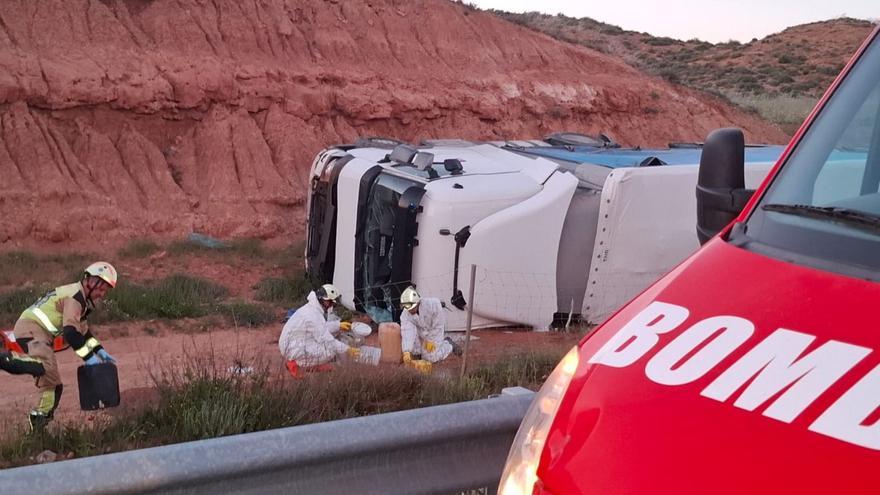 El vuelco de un camión en la A-2 provoca un vertido de 600 litros de gasoil en Cetina