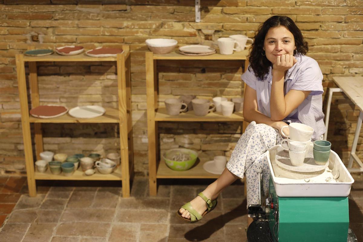 Isabel Gestí, al seu taller, a l’Espai Tònic de Vulpellac.