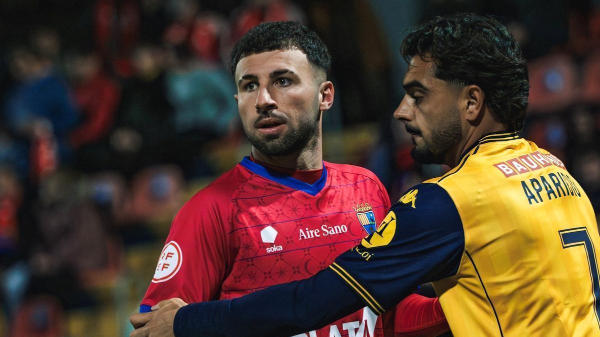 Aparicio defiende a Joseda en un momento del partido entre el CD Teruel y el Alcorcón.