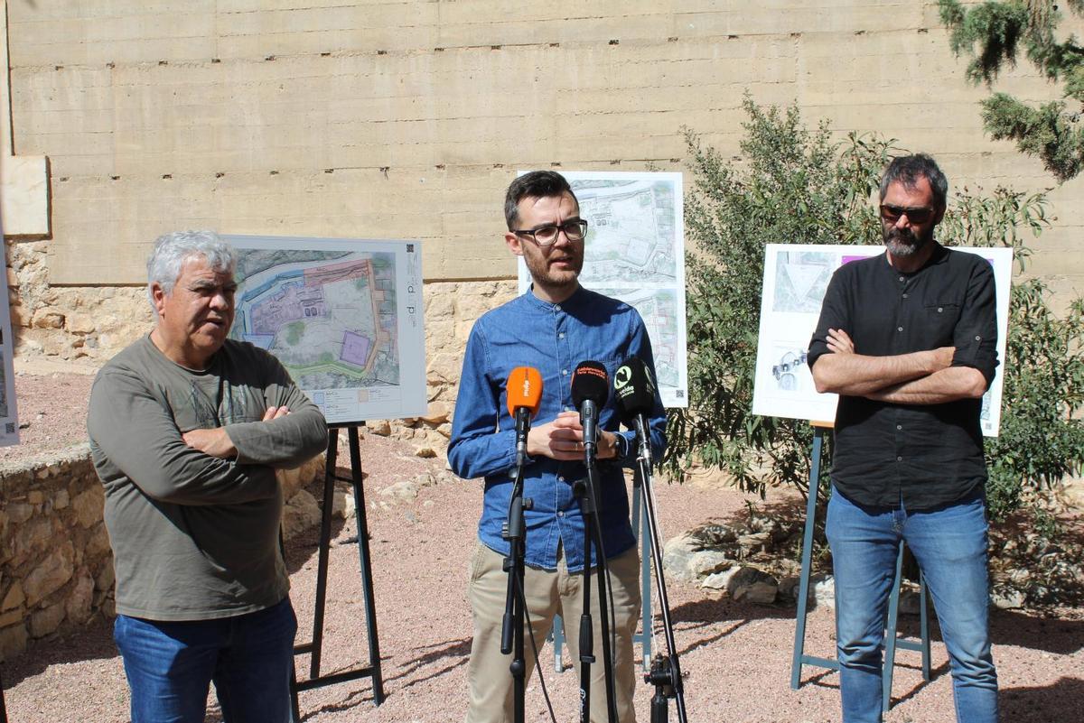 El alcalde Fran Martínez presentando el Plan Director del Castillo de Novelda junto a los técnicos.