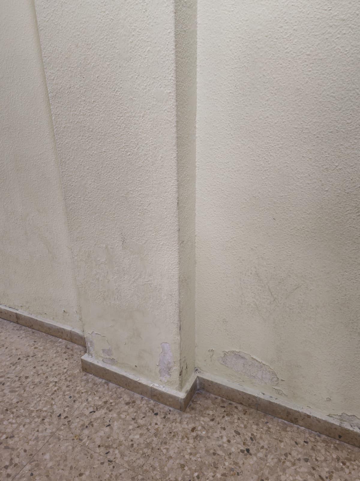 Humedades y goteras en el instituto de Miralbueno.