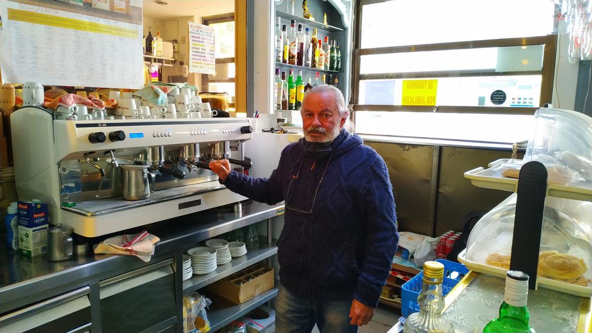 Ricardo López, junto a la cafetera de &quot;Avelina&quot;