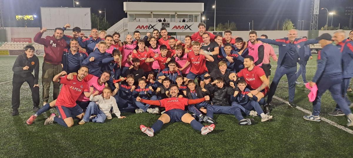 Jugadores, técnicos y aficionados de la UE Tavernes de la Valldigna celebran su pase a la final de La Nostra Copa