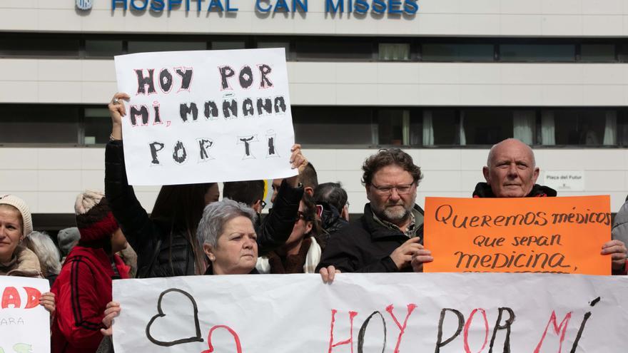 Protesta de pacientes en Ibiza: «Nos están quitando el derecho a la salud a pasos agigantados»