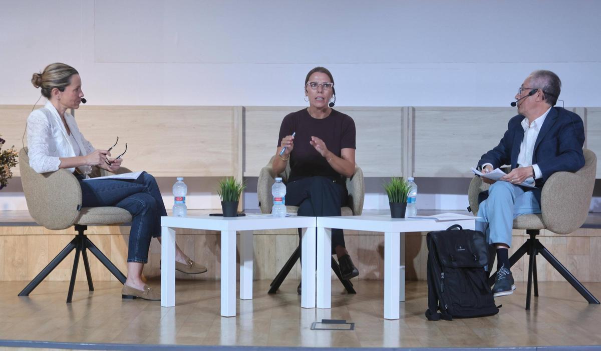 Silvia Tomás, Isabel Araque y Ángel Luna, durante la primera mesa.