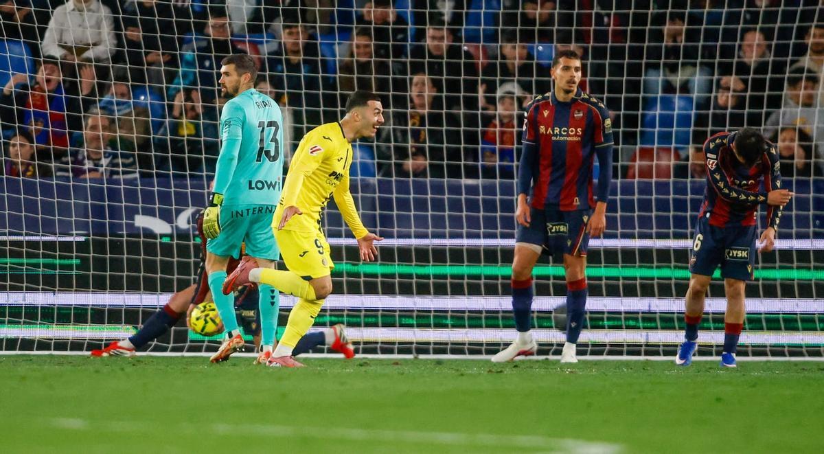 Mikautadze celebra su gol ante el Levante.