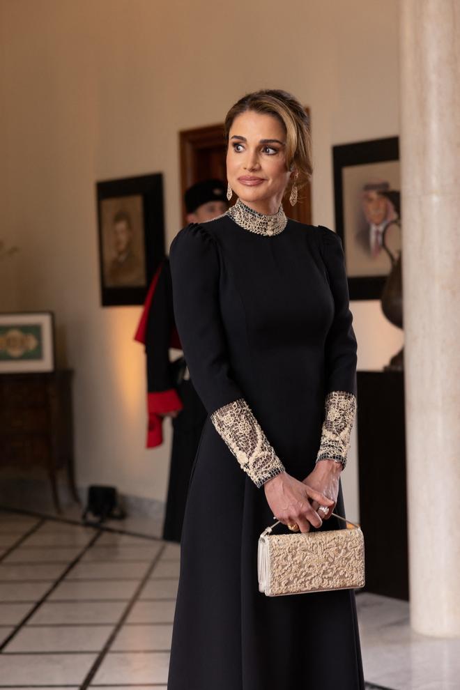 Rania de Jordania con vestido negro de Dior