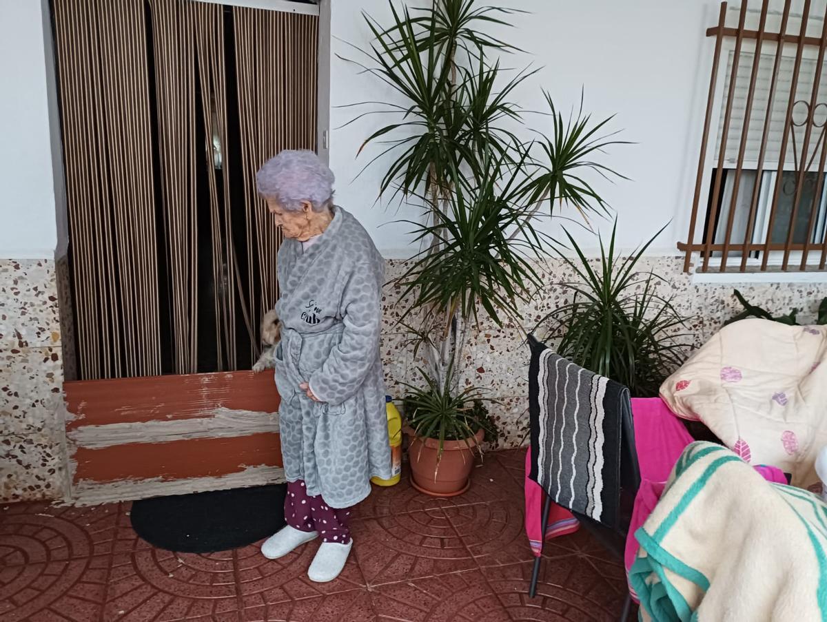Francisca, de 90 años, mantiene tabicada su puerta tras lo ocurrido ayer.