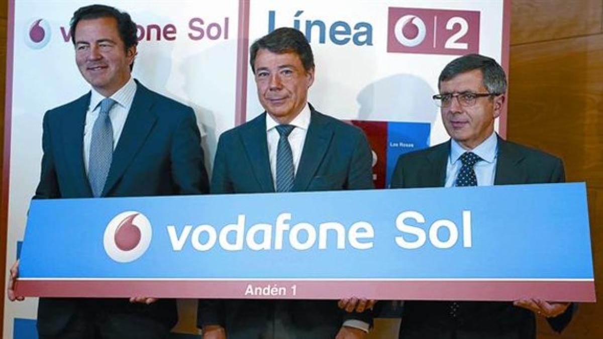 De izquierda a derecha, Tobias Zisik, directivo de Metro de Madrid, Ignacio González, presidente de la Comunidad de Madrid, y Francisco Román, presidente de Vodafone, ayer, al presentar el acuerdo gracias al cual la parada del suburbano de Sol y la l