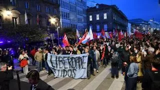 Nuevos enfrentamientos en A Coruña: lanzamiento de bengalas contra la Policía y cargas tras los altercados de María Pita