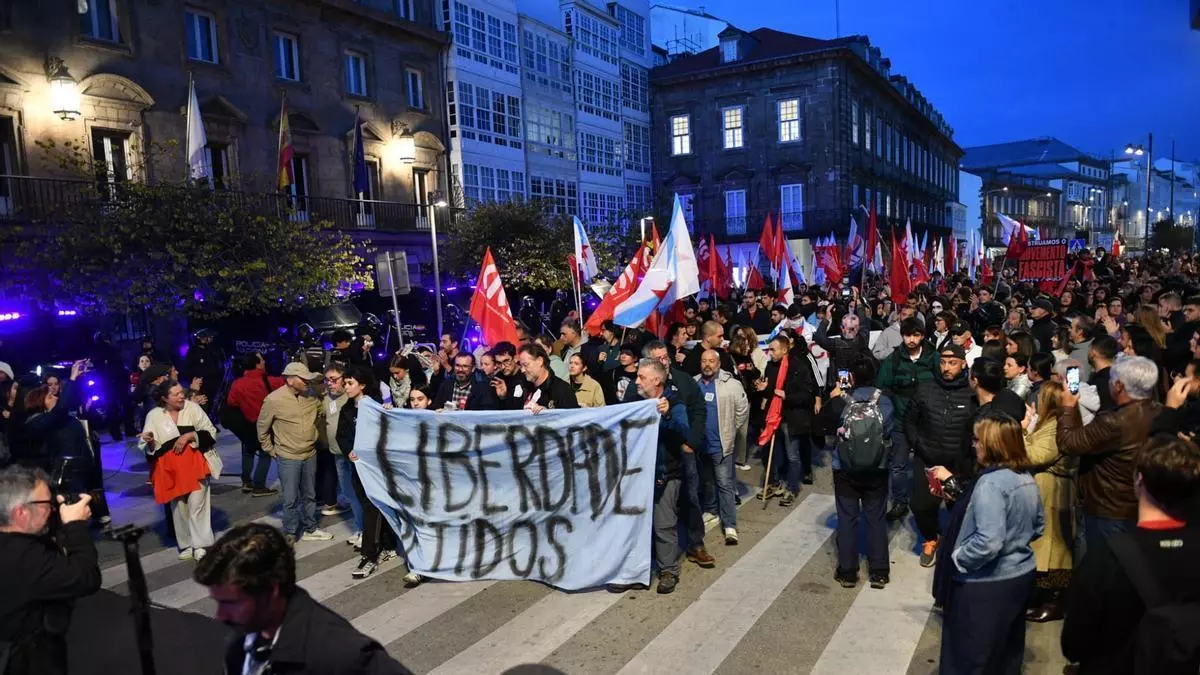 Nuevos enfrentamientos en A Coruña: lanzamiento de bengalas contra la Policía y cargas tras los altercados de María Pita