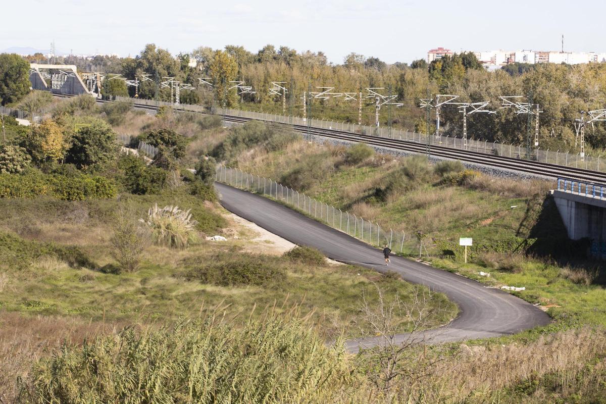 El enlace directo de Carcaixent a la autovía discurrirá en paralelo a las vías del tren.