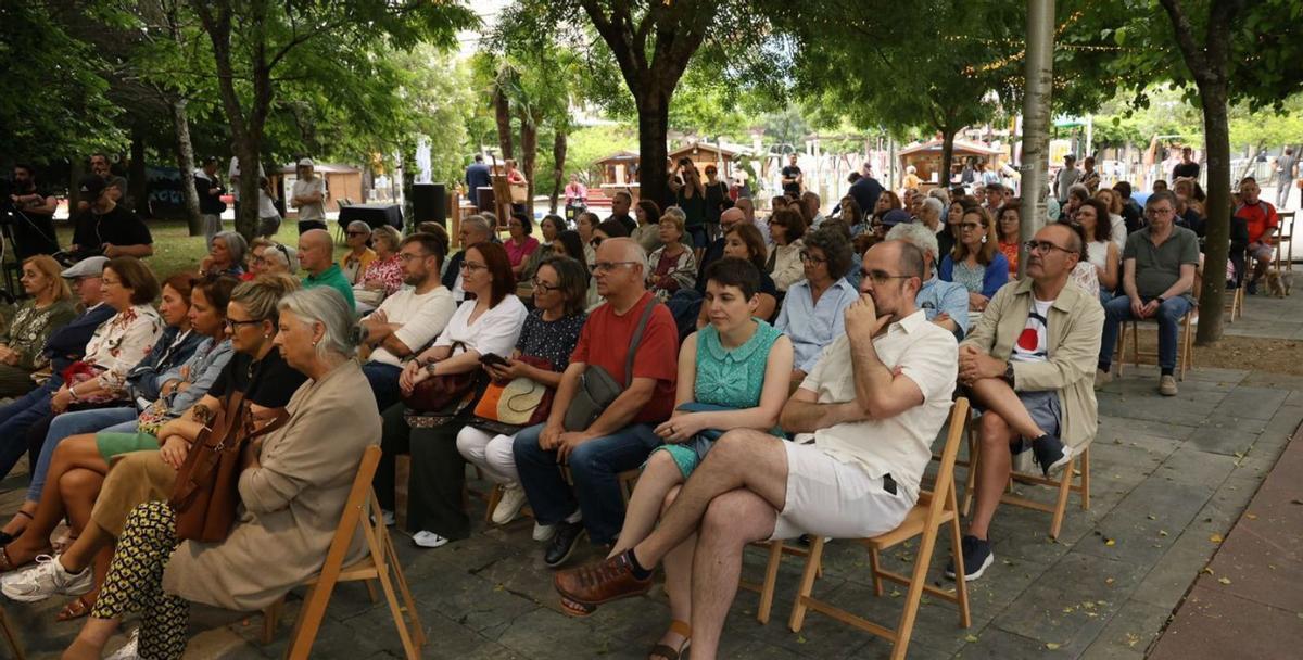 Numerosos aficionados a la lectura siguieron la charla en el parque Miguel Hernández. | Noé Parga