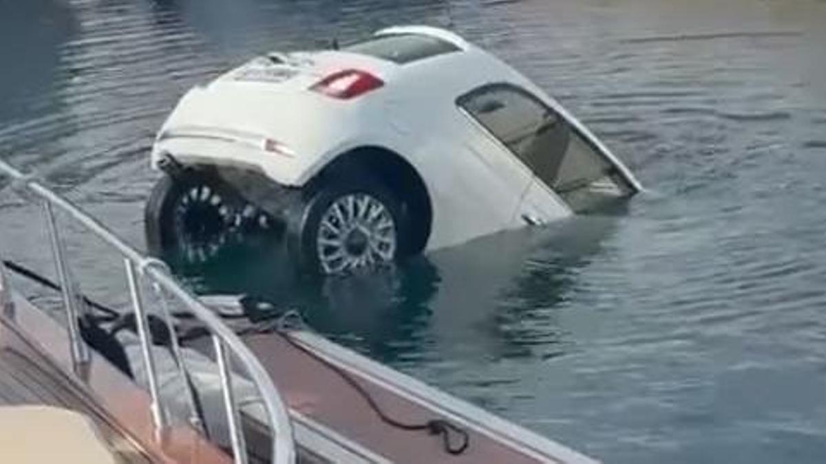 El vehicle començant a enfonsar-se a dins de l'aigua al port de Palamós.