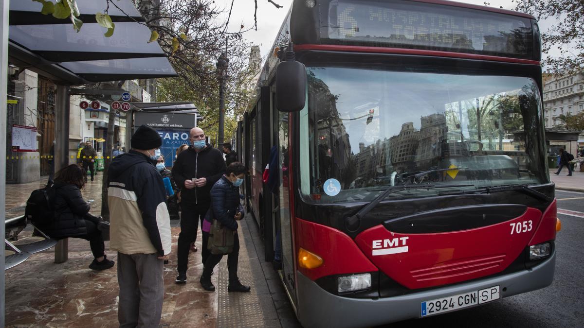 Ya se puede pagar en efectivo el billete en los autobuses de la EMT