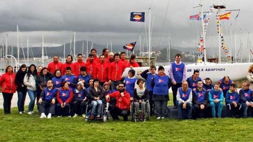Participantes y monitores de la Escuela de Vela Adaptada.  // MRCY