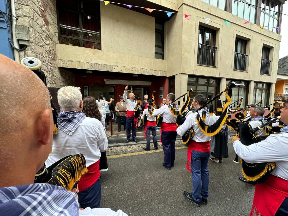 El desfile más esperado en Cudillero: gaitas, bailes 'pixuatus' y gigantes y cabezudos de Murcia