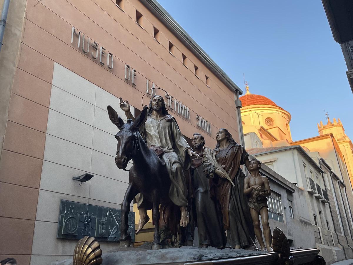 El paso de Jesús Triunfante frente al Museo de Semana Santa de Crevillent