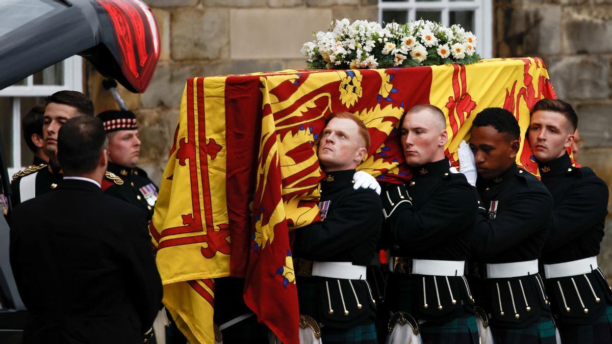 Llegada del féretro de la reina Isabel II a Edimburgo