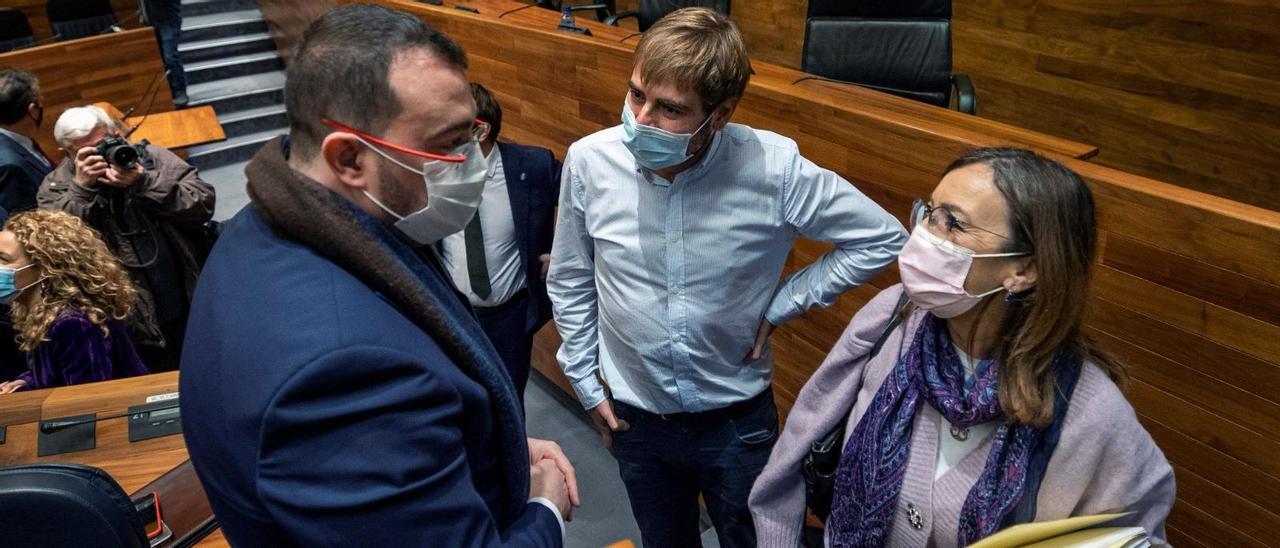 Adrián Barbón charla con Ángela Vallina (IU) y Daniel Ripa (Podemos) en la Junta.