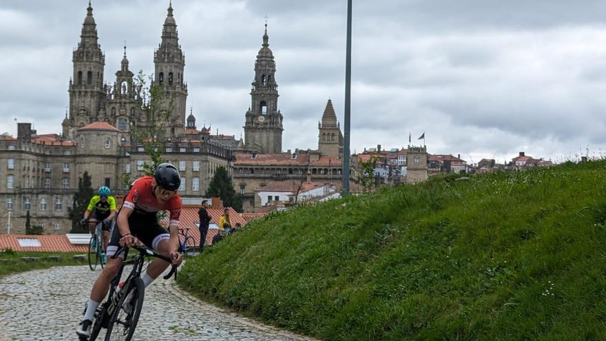 Volta da Ascensión: a maxia do ciclismo ‘invade’ a Alameda de Santiago