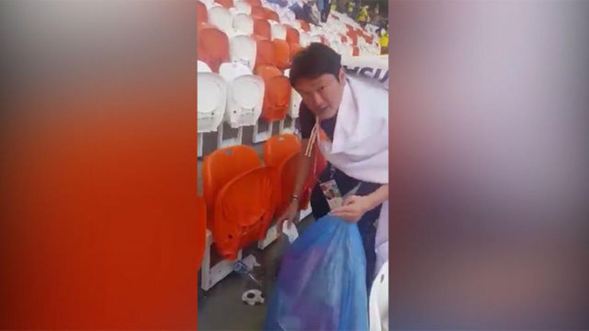 Los aficionados de Japón limpian el estadio después de ganar a Colombia