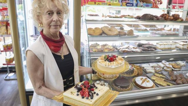 Carmen González, en su confitería.| LNE