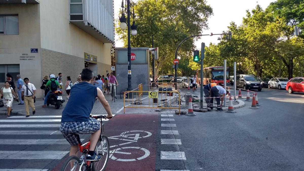 Heridos dos jóvenes en un accidente de moto en València