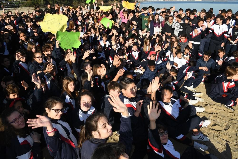 Más de 1.200 niños del Hogar de Santa Margarita recogen residuos en la playa de Gandarío para hacer esculturas.