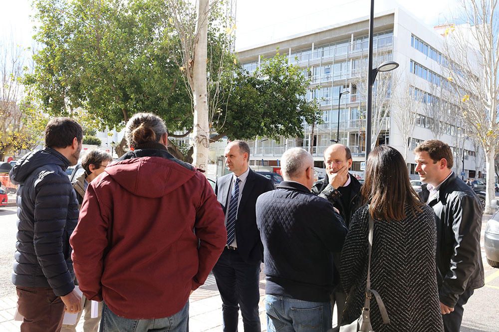 Una comitiva del Ministerio de Justicia junto al juez decano de Ibiza, Juan Carlos Torres, Marta Díaz y Ramón Roca han visitado las instalaciones de la máxima institución insular.