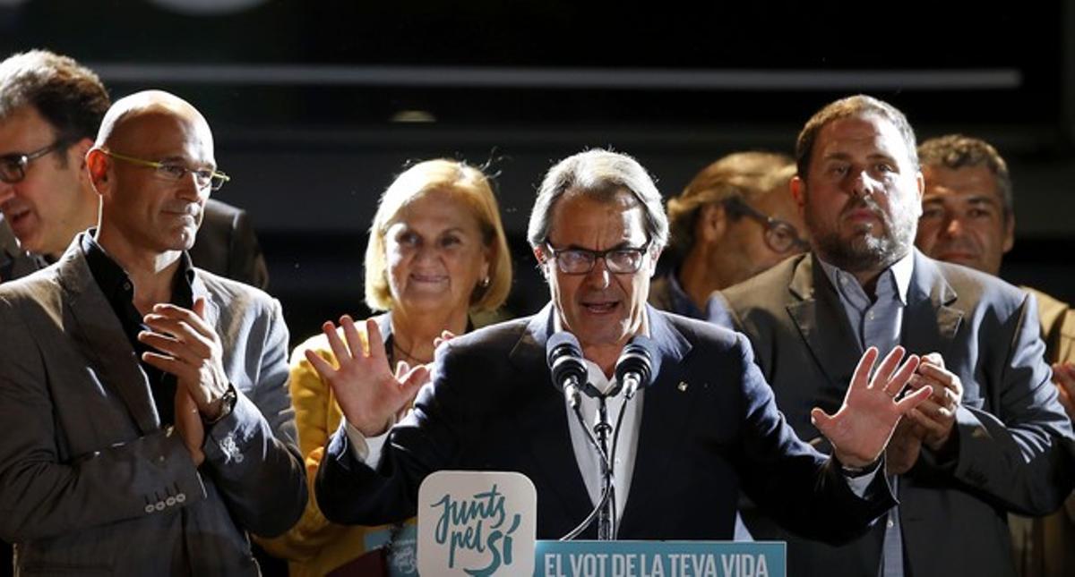 Artur Mas con algunos de los componentes de la lista de Junts Pel Sí valorando los resultados.